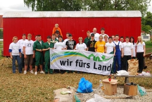 Ein Gruppenfoto von 2009 bei der Aktion "Wir fürs Land" - Jugendplatz 